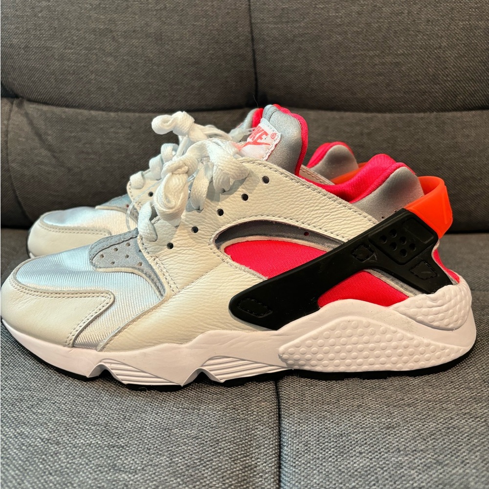 Brand new, size 6 youth or women’s size 7-7.5 or men’s 6 Nike Huaraches.